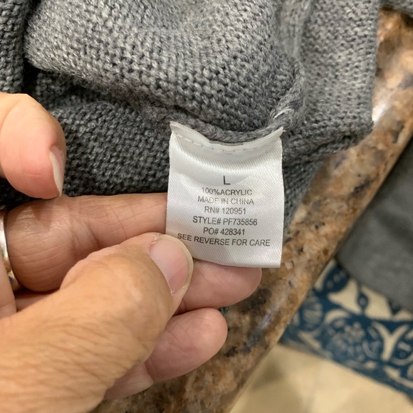 Women’s Distressed Sleeve sweater - Picture 4 of 4